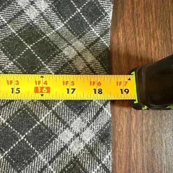 Gap Women’s Size 6 Grey Plaid Wool/Poly Skirt. Lined
18.5” hem. Zip and button - Picture 7 of 7